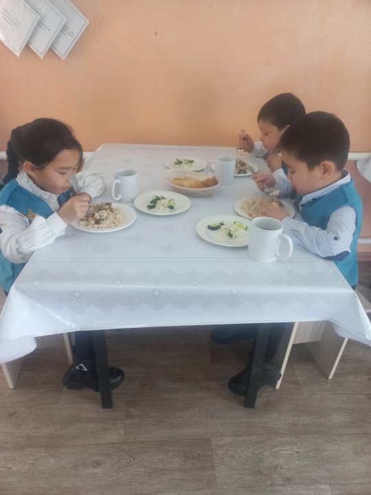 Бір мезгіл тегін ыстық тамақпен қамтылуда.